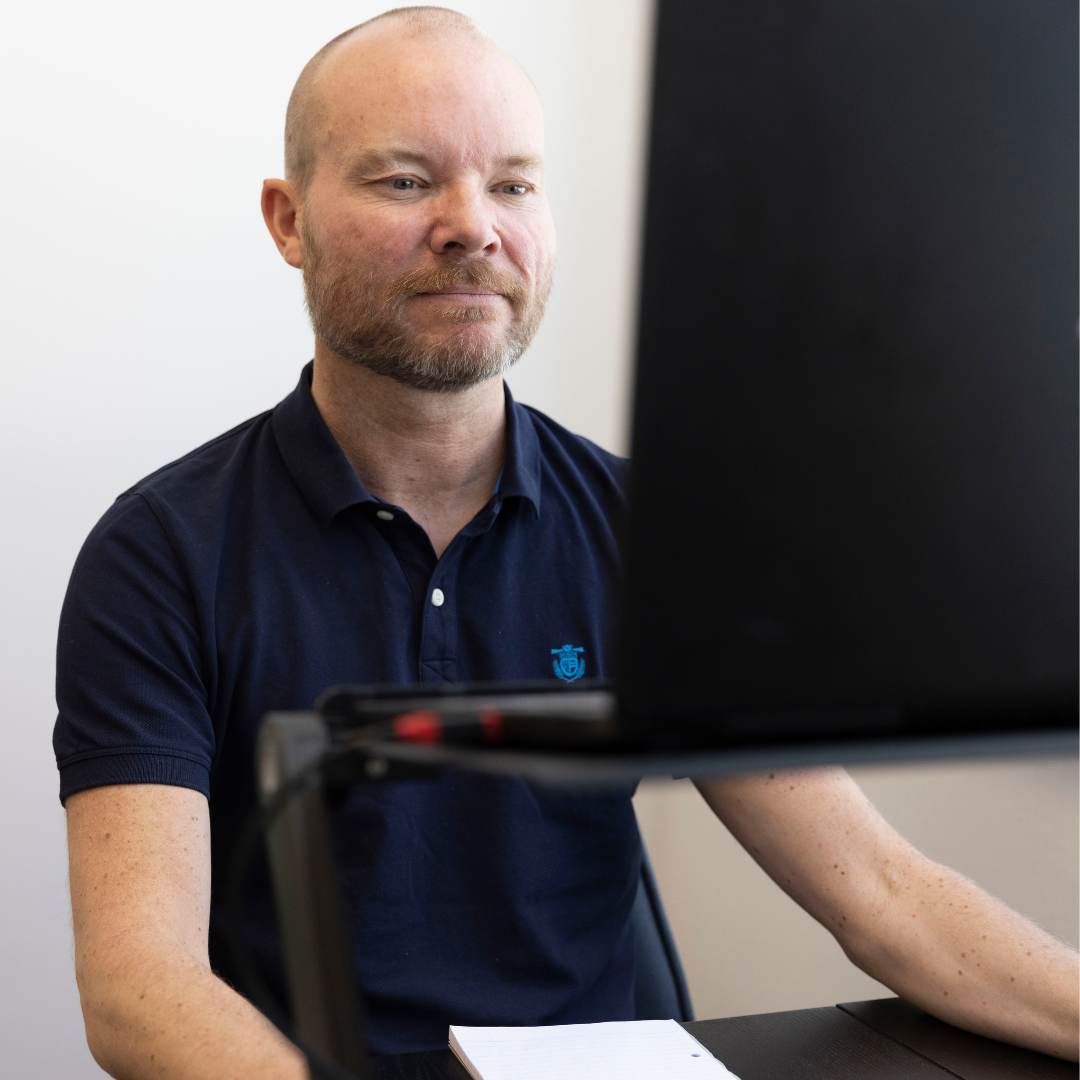Psykolog Henrik Bilstrup Nielsen sidder foran hans computer på Amager. 